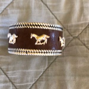 Cuff running horse bracelet brown
